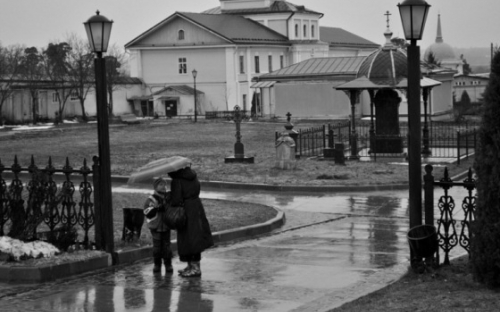 В дождь монастырь кажется еще чище и тише