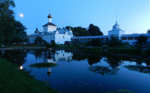 Вечер в монастыре