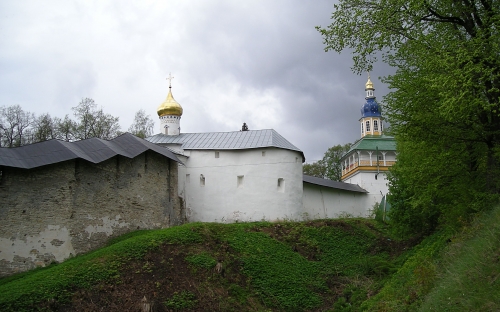 Крепостные стены, вписанные в ландшафт местности
