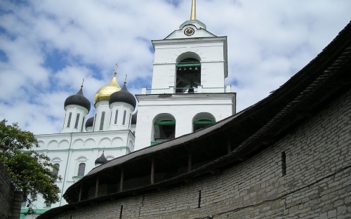 Крепостная стена Псковского Кремля