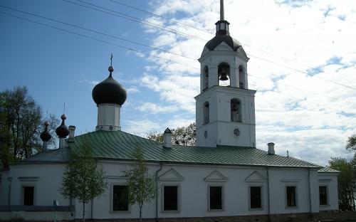 Никольский храм, где службы идут и теперь