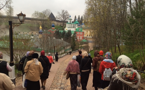Печоры. Спускаемя по дорожке к монастырю