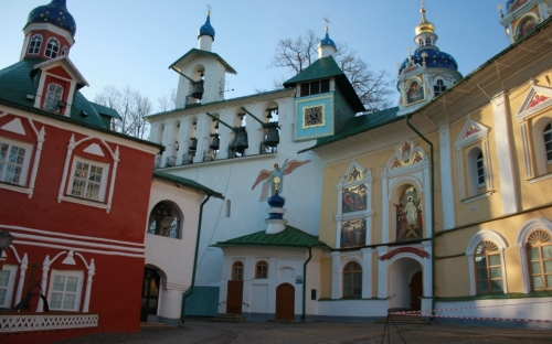 Успенская площадь Псково-печерского монастыря