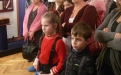 Наши самые маленькие экскурсанты слушают о Пушкине